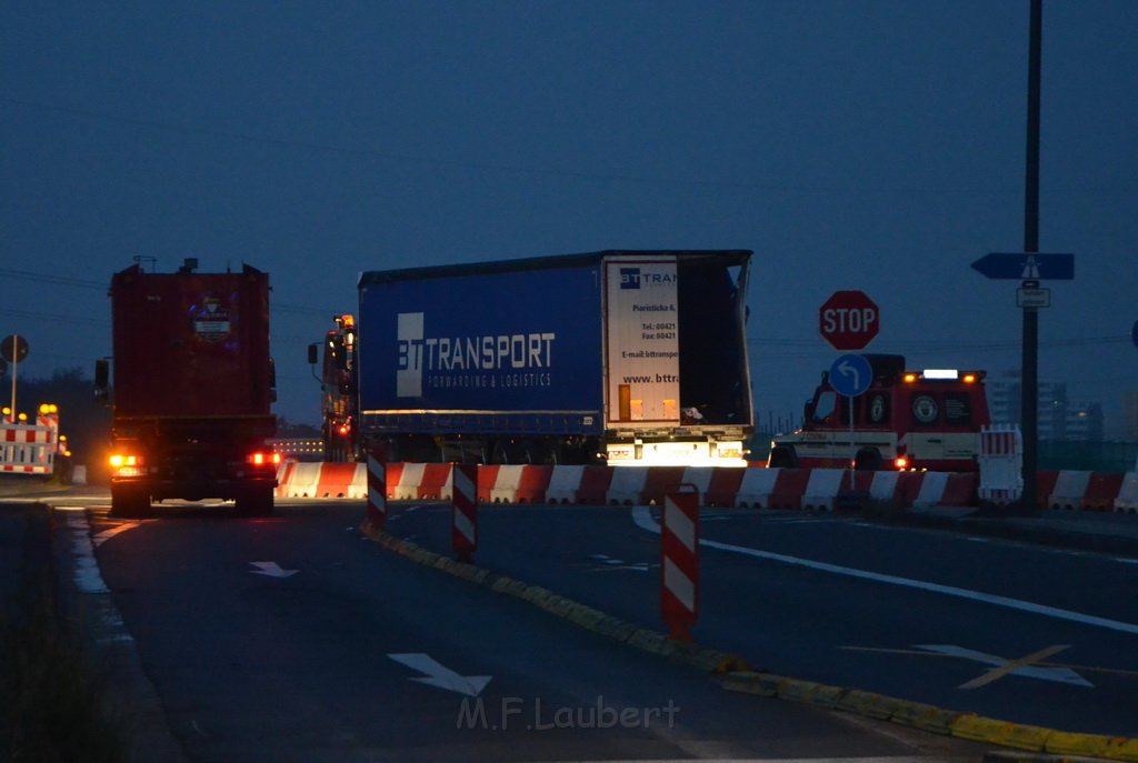 VU LKW umgestuerzt Feldkassel Industriestr Robert Boschstr P386.JPG